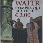 Cartello nell'ufficio turistico di Roma che esorta i turisti a comprare una borraccia ed usare le fontanelle per bere