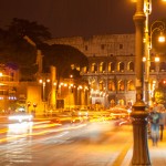 Foto notturna del Colosseo