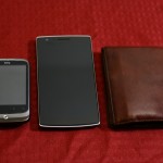 Il vecchio HTC Wildfire a confronto col OnePlus ed il mio portafoglio