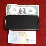 OnePlus a confronto con una banconota da 5 € e con una da 1$