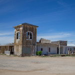 Uno dei tanti edifici abbandonati che si possono vedere sulla Route